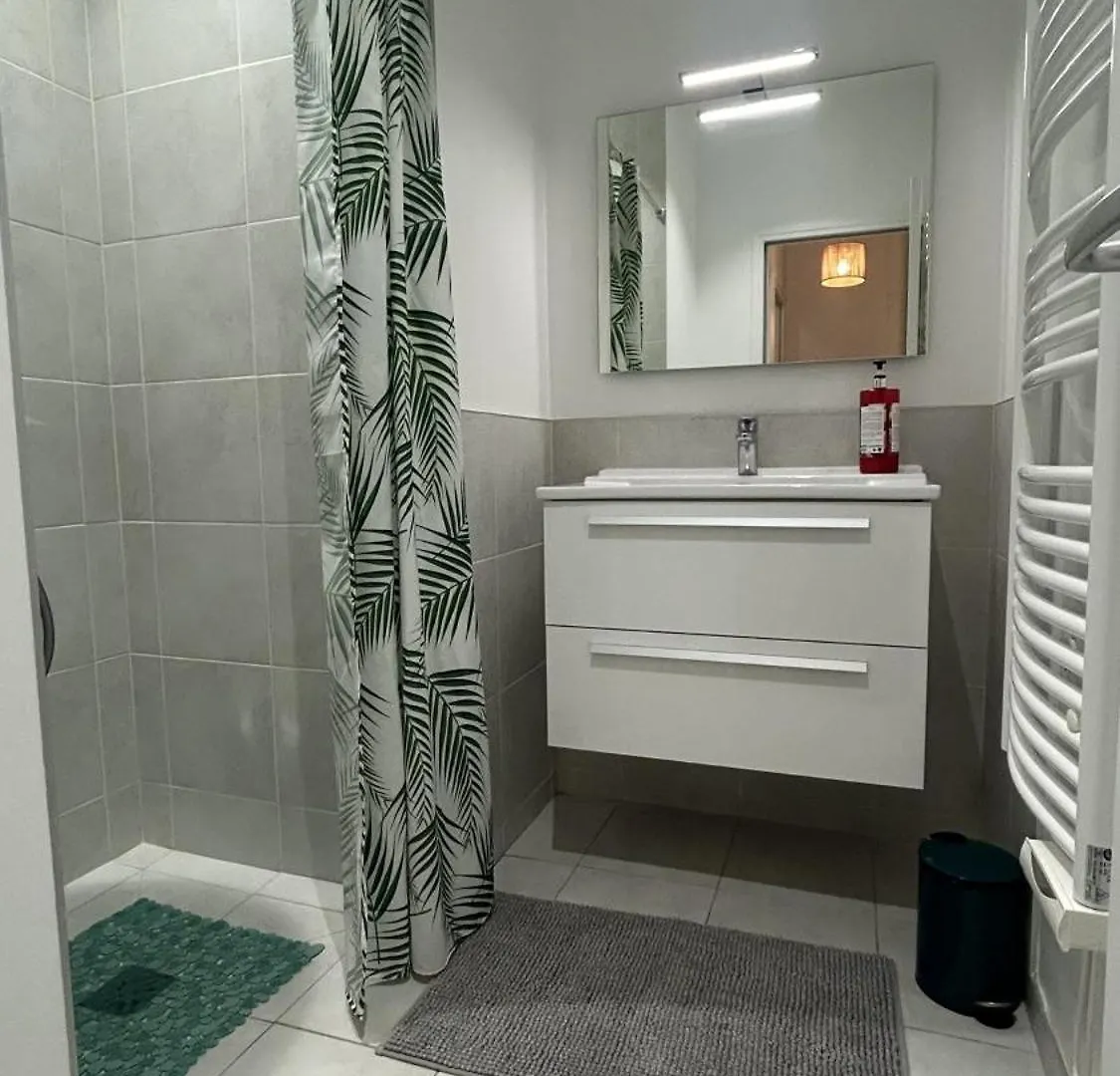 Grand Avec Patio A 14eme Apartment